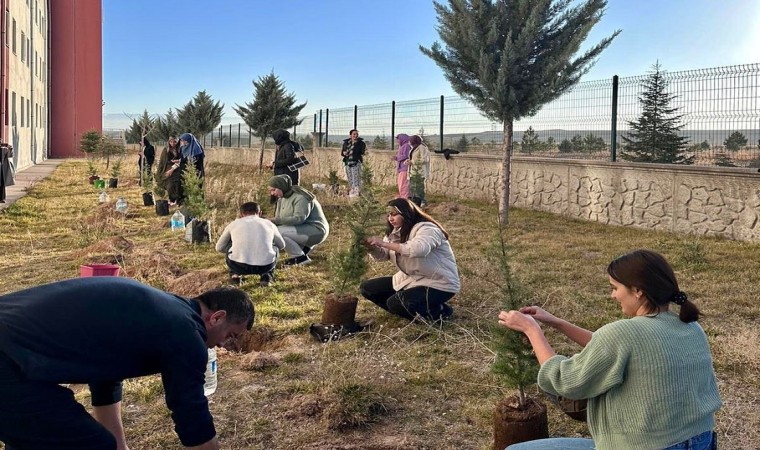 Öğrenciler şehitler anısına fidan dikti