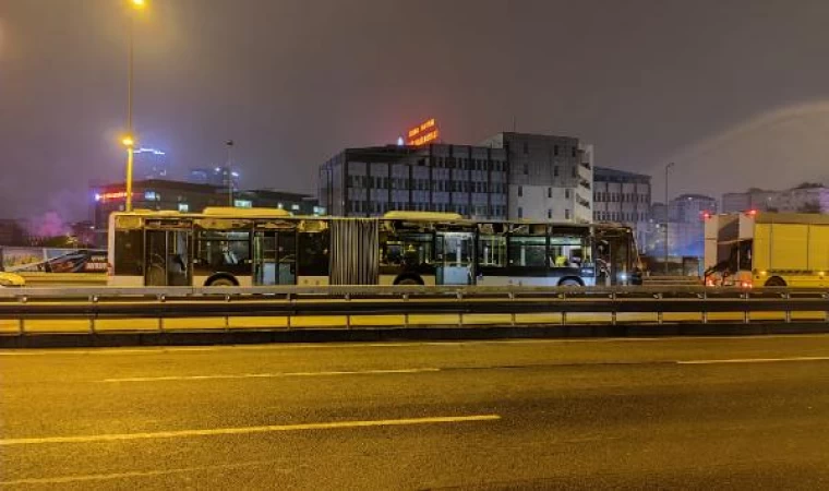 Okmeydanı’nda metrobüs durağa çarptı: 1 yaralı