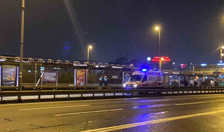 Okmeydanında metrobüs reklam panosuna çarptı: 1 yaralı