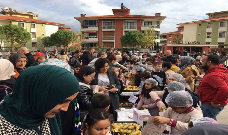 Okulun bahçesinde öğrenciler pazar kurdular