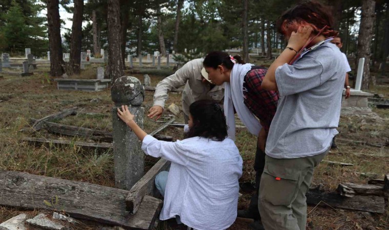 Okunamayan mezar taşlarında geçmişin izleri aranıyor