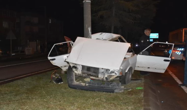 Ordu’da, aydınlatma direğine çarpan otomobildeki 3 kişi yaralandı