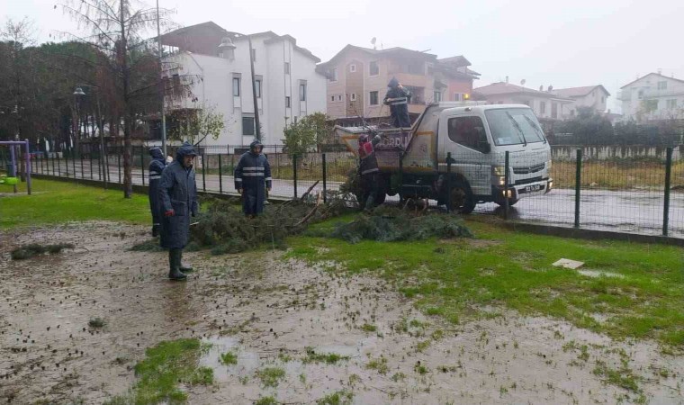 Orduda fırtına 12 çatıyı uçurdu