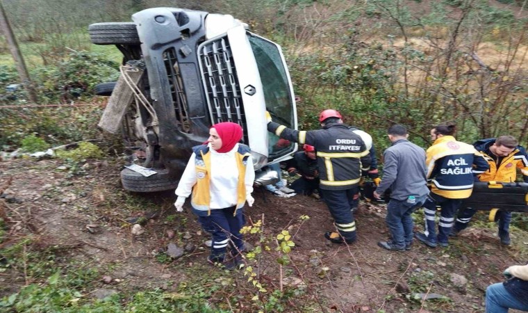 Orduda kamyonet devrildi: 4 yaralı