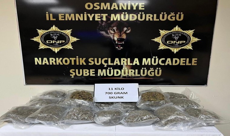 Osmaniyede canlı tavuk taşıyan araçta 11 kilo 700 gram uyuşturucu ele geçirildi