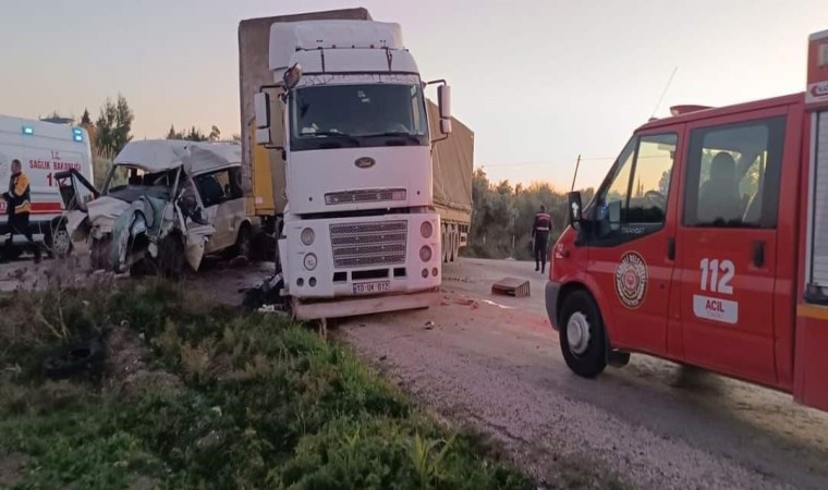 Osmaniyede tır ile minibüs çarpıştı: 2 ölü, 2 ağır yaralı