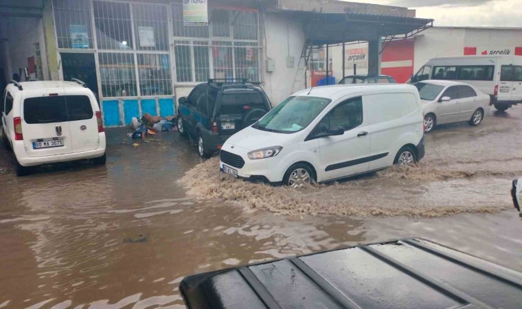 Osmaniyede yağmur sonrası Düziçi Küçük Sanayi Sitesi göle döndü