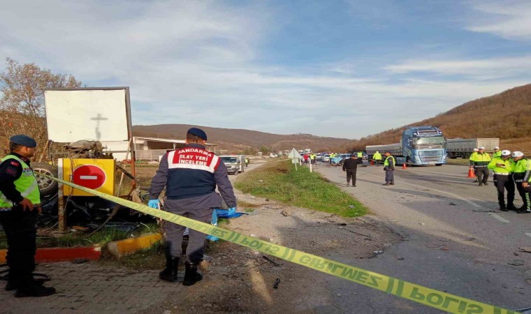 Otobüsle kafa kafaya çarpışan otomobil parçalara ayrıldı: 2 ölü, 3 yaralı