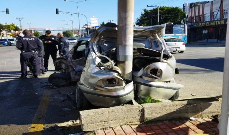 Otomobil, aydınlatma direğine çarptı; 1’i ağır 2 yaralı