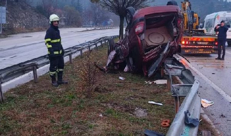 Otomobil bariyere çarpıp takla attı: 2 yaralı