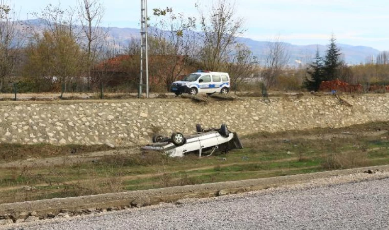 Otomobil dereye düştü; sürücü yaralandı