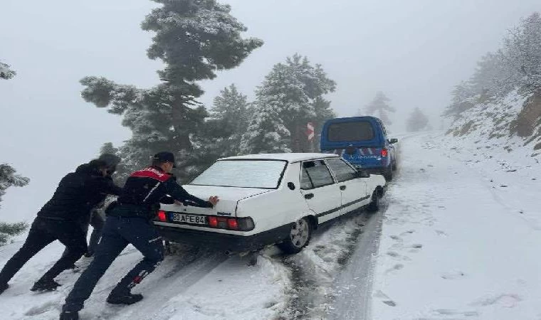 Otomobili kara saplanan öğretmenleri jandarma kurtardı