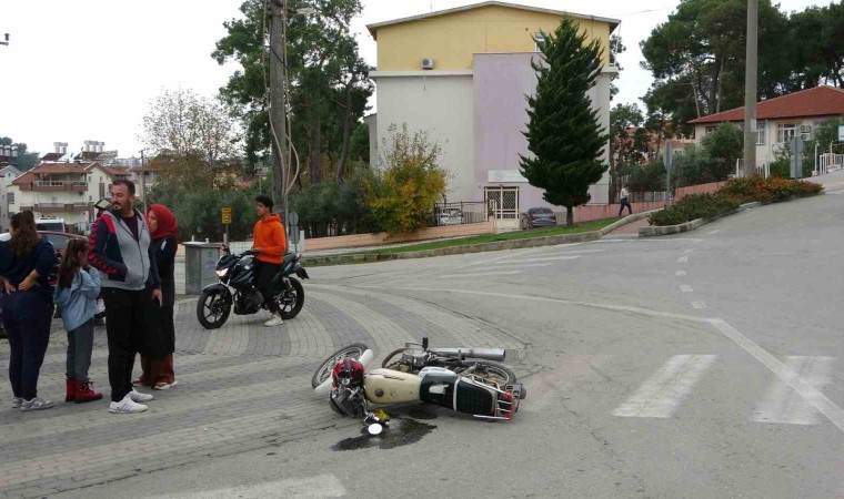 Otomobilin çarptığı motosiklet sürücüsü ölümden döndü