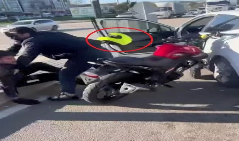 Otomobiline çarpan motosikletliyi kaskıyla darbetti; o anlar kamerada