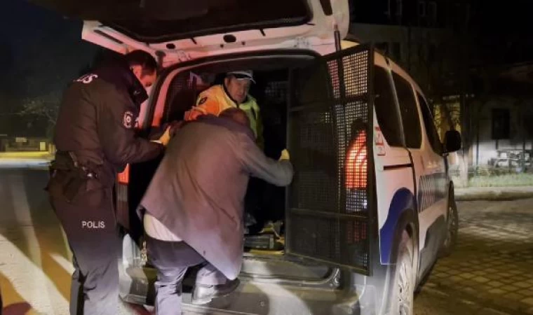 Otomobille kaldırıma çıkan alkollü sürücü kaza yerinde sızdı