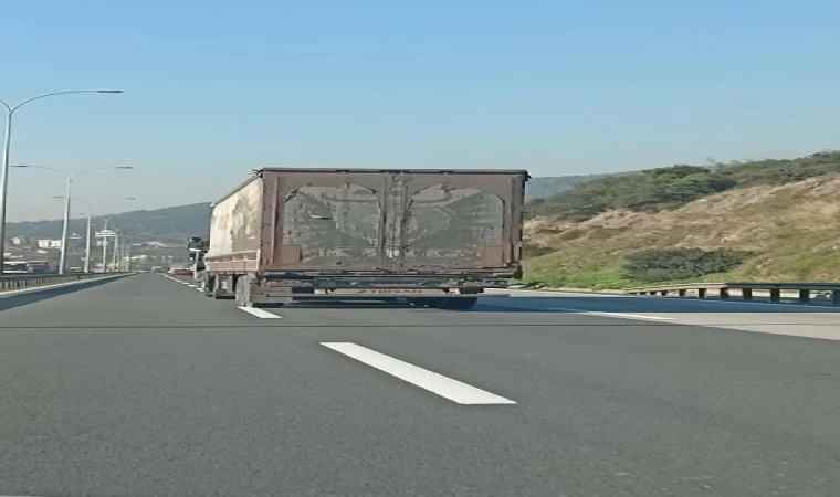 Otoyolda sürücüsünün hız sınırını aştığı TIR’ı görüntüledi