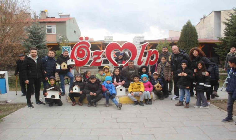 Özalpli öğrenciler 150 kuş evi yaparak çeşitli noktalara bıraktı