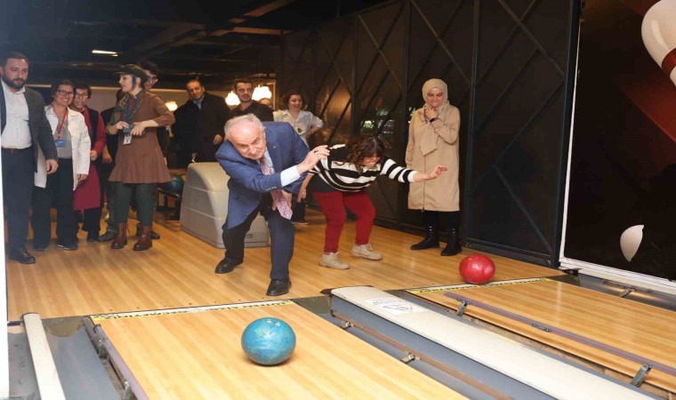 Özel bireyler bowling etkinliğinde doyasıya eğlendi