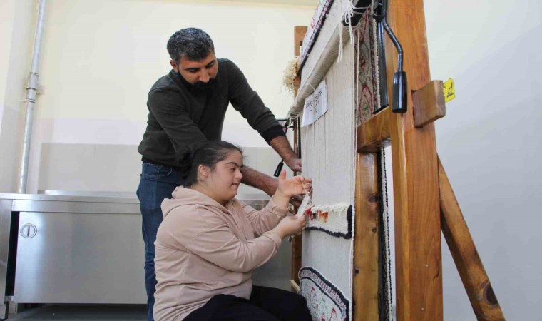 Özel öğrenciler asırlık teknikle halı dokuyor