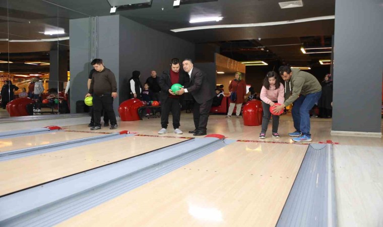 Özel sporcular bowling oynayarak eğlendi