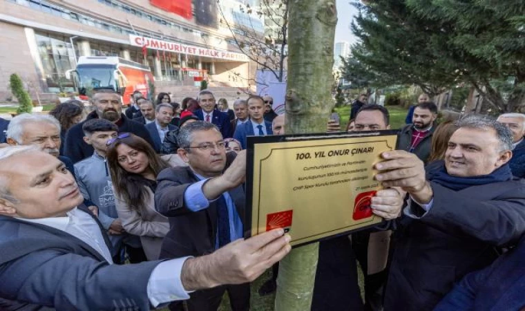 Özgür Özel, parti genel merkezinin bahçesine çınar ağacı dikti