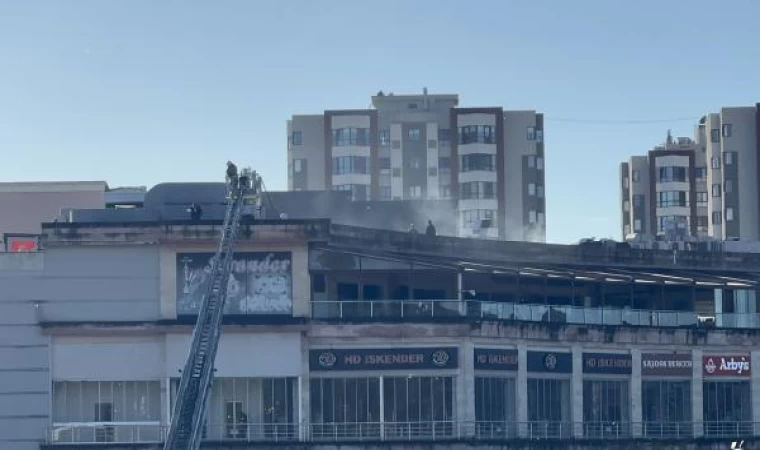 Pendik’te AVM’de restoranın bacası yandı 