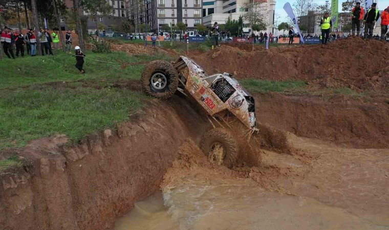 Pendikte dev arazi araçlarının engelli parkurda off-road yarışları nefes kesti