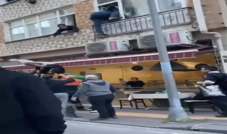 Pendik’te kelepçeli şüpheli saklandığı evin penceresinde yakalandı