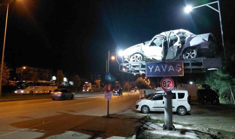 Polis kaza yapan aracı yol kenarında sergileyip hız sınırına dikkat çekti