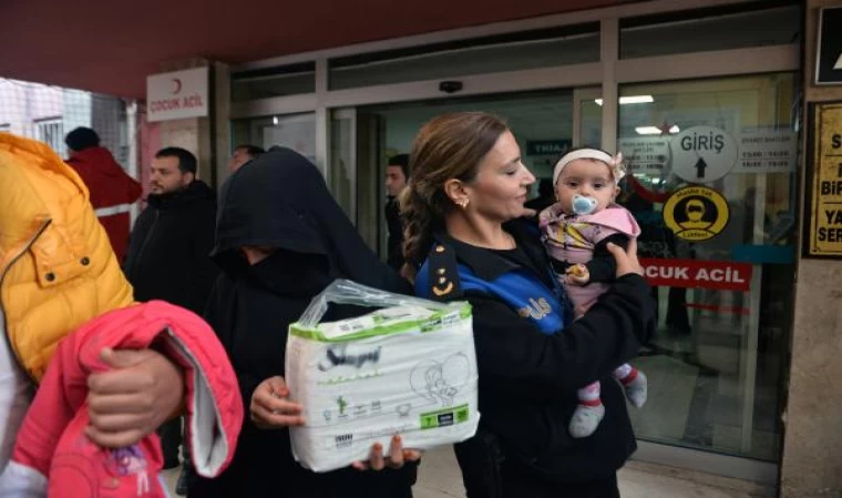 Polis, yeni çocukları dünyaya gelen ailelere bebek bezi dağıttı