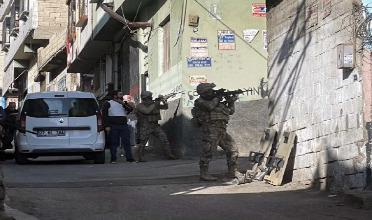 Polise ateş açtı; özel harekat evde etek giymiş halde yakaladı