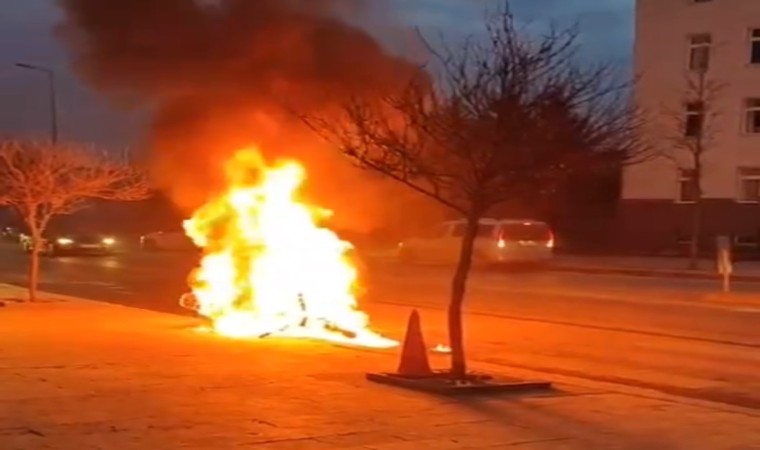 Polisin durdurduğu motosiklet alev alev yandı