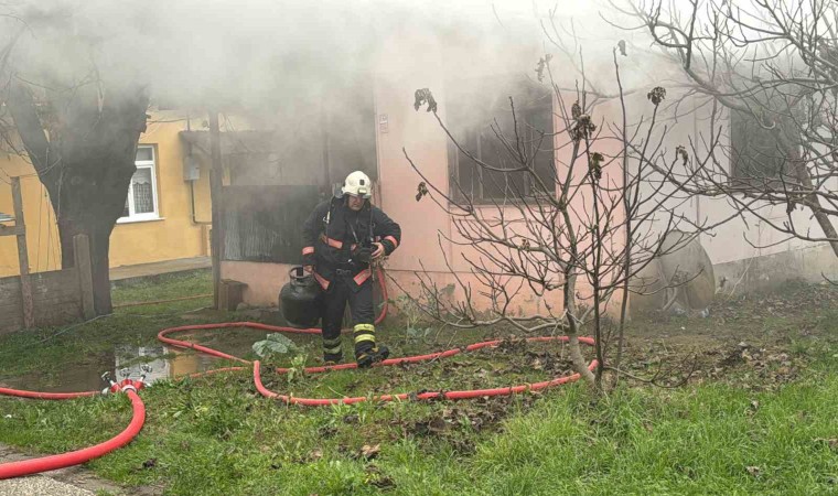 Prefabrik evde çıkan yangın güçlükle söndürüldü