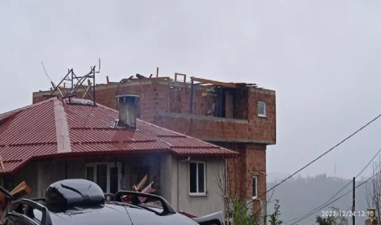 Rize’de fırtına; çatı uçtu, pencere camları kırıldı (2)