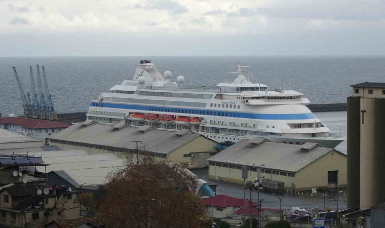 Rus turistleri taşıyan kruvaziyer gemisi Trabzon Limanına demirledi