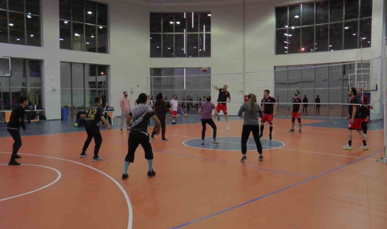 Sağlıkçılar voleybol turnuvasında stres atıyor