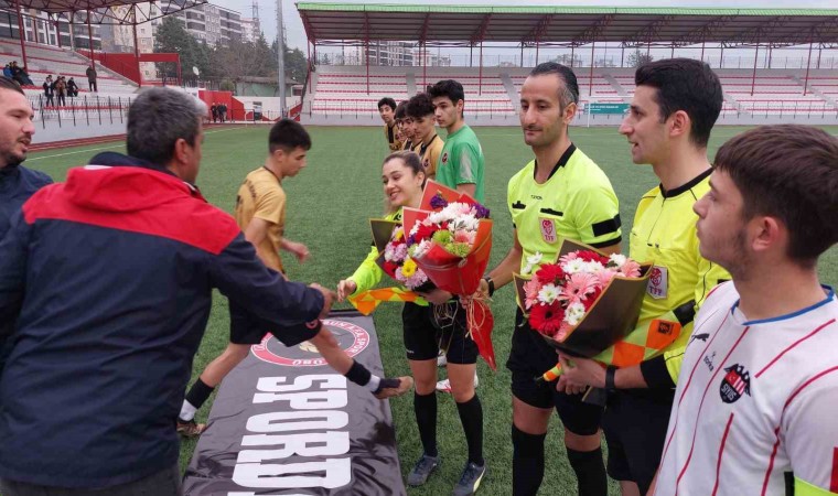 Sahaya Sporda şiddete hayır yazılı pankartla çıkıp, hakemlere çiçek verdiler