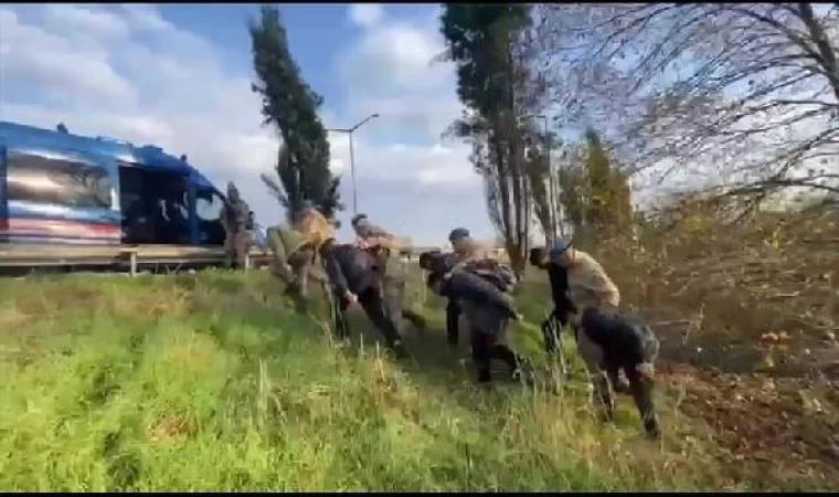 Sakarya’da 16 kaçak göçmen ile 3 organizatör yakalandı