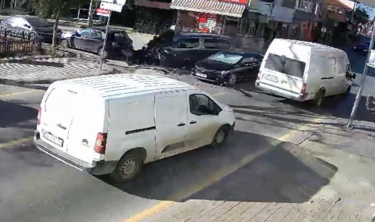 Sakaryada 4 aracın karıştığı zincirleme kaza kamerada: Vatandaşlar yardıma böyle koştu