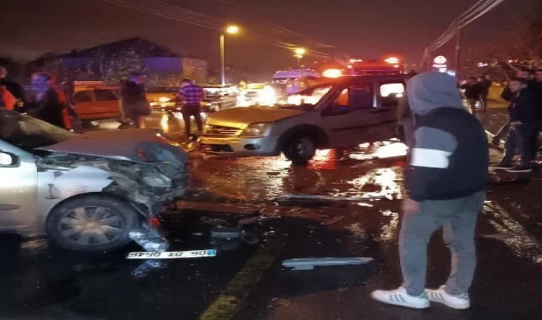 Sakarya’da zincirleme kaza kamerada: 4 yaralı