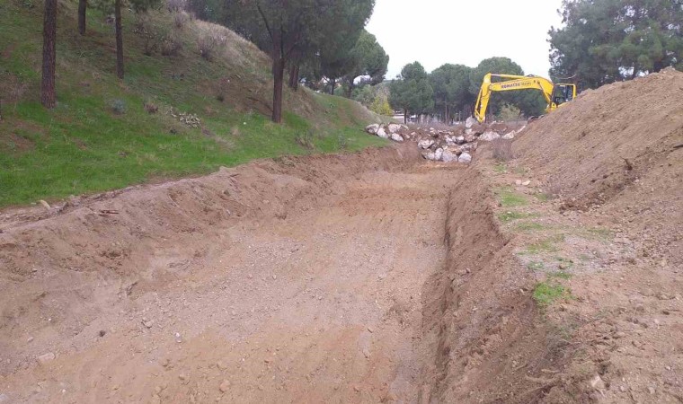 Salihlide 2 kilometrelik dere temizlendi