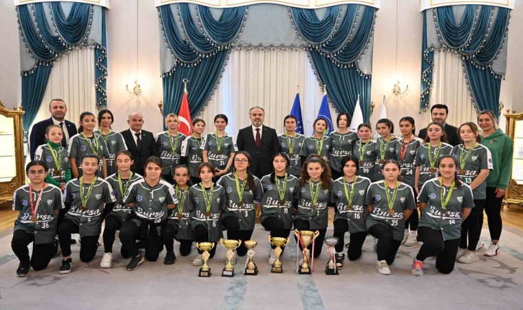 Şampiyon sporculardan Başkan Aktaşa ziyaret