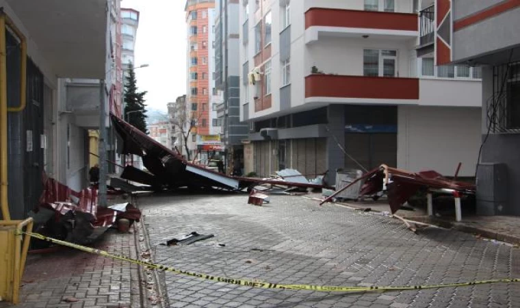 Samsun’da kuvvetli rüzgar; 12 katlı binanın çatısı uçtu