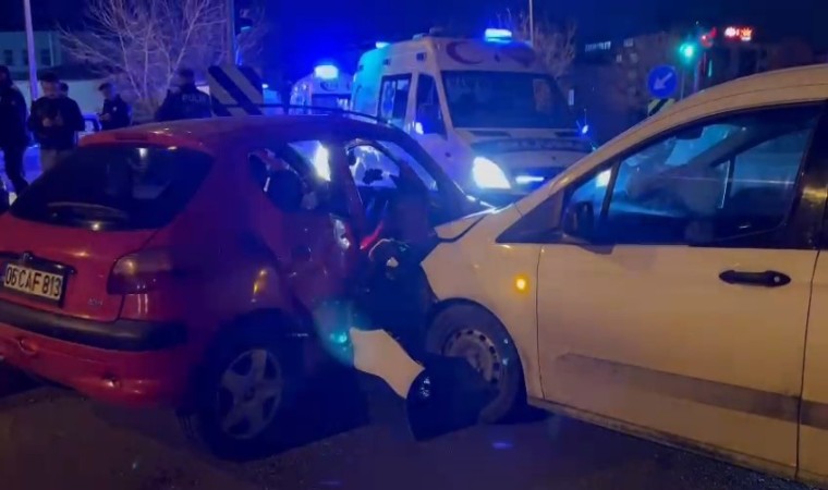 Sancaktepede iki araç kafa kafaya çarpıştı: 4 ağır yaralı