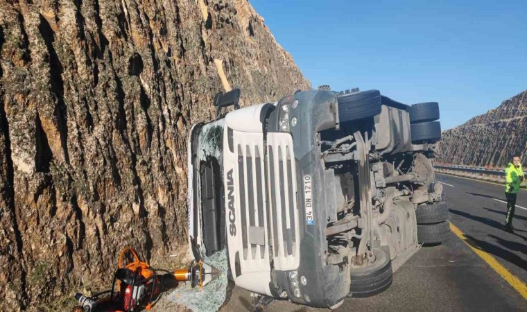 Şanlıurfada devrilen tırın sürücüsü öldü