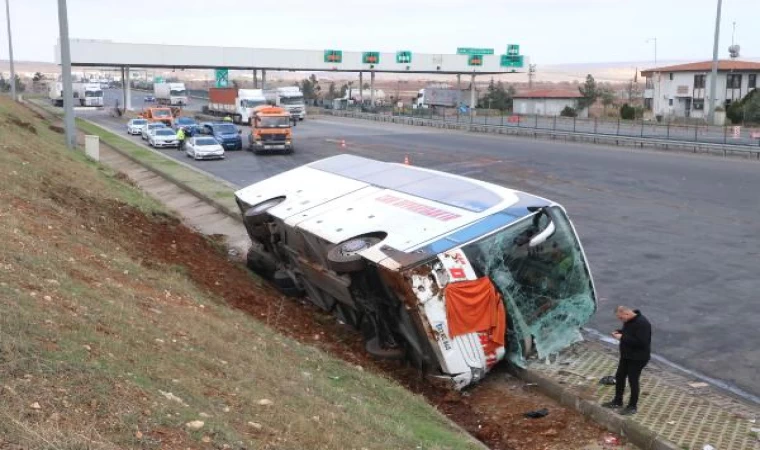 Şanlıurfa’da TIR, yolcu otobüsüne çarptı: 10 yaralı