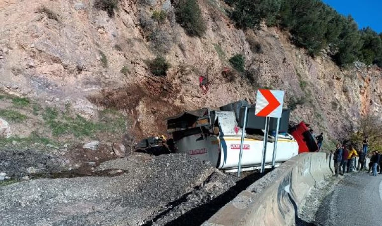 Şarampole devrilen tankerin şoförü öldü