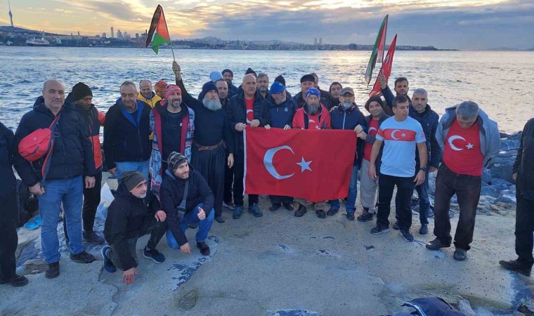 Sarayburnu Fatihleri boğazın buz gibi suyuna girdi, İsraili protesto etti