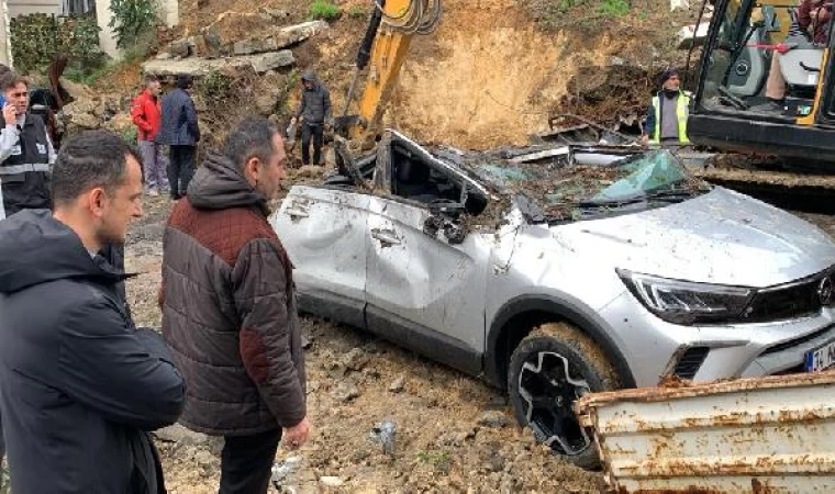 Sarıyer’de araçların üzerine çöken istinat duvarının enzakı kaldırıldı