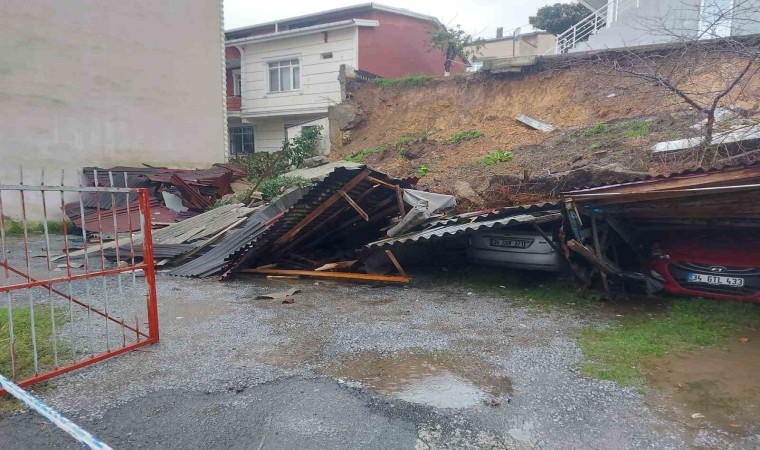 Sarıyerde istinat duvarı çöktü: 4 araçta hasar oluştu, 1 bina boşaltıldı